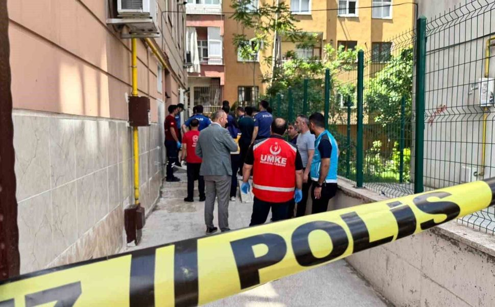 Pencere temizlerken 5’inci kattan düşen kadın hayatını kaybetti