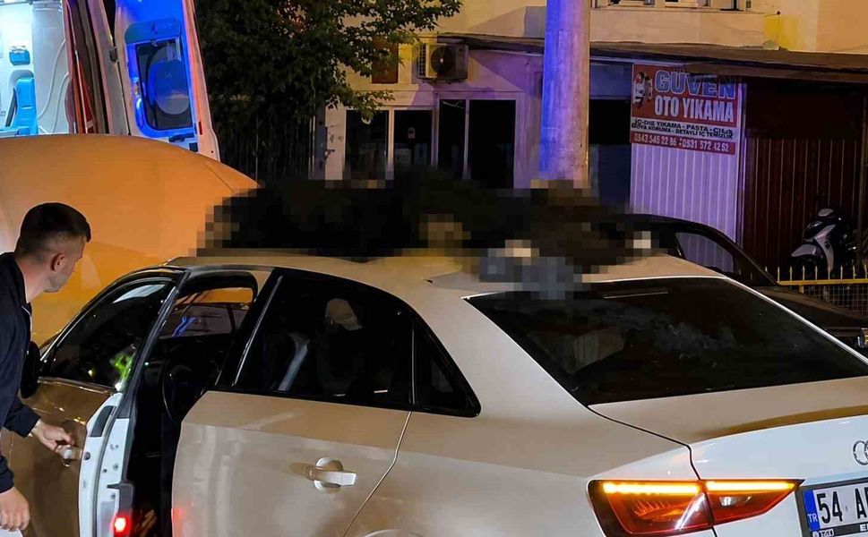 Kazada otomobilin üzerine savrulan motosiklet sürücüsü hayatını kaybetti