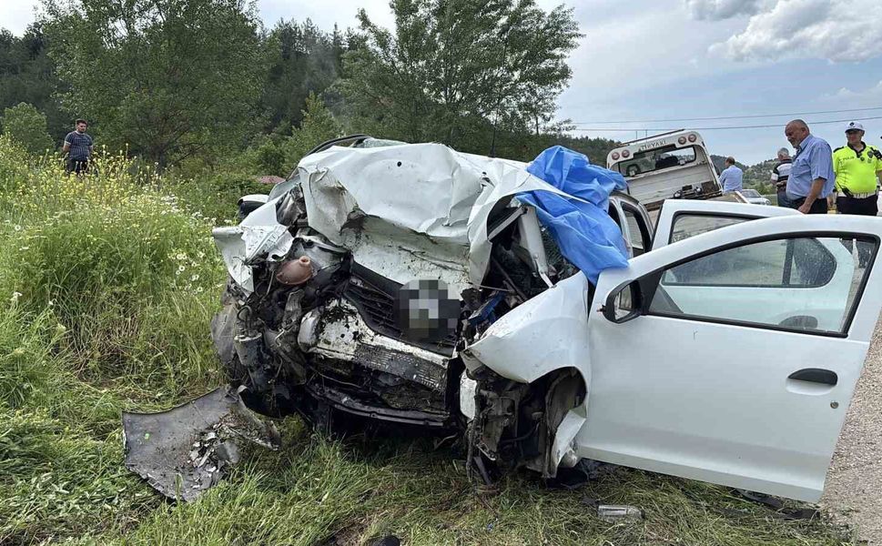 İstinat duvarına çarpan otomobildeki 3 kişi öldü, 1 kişi ağır yaralandı