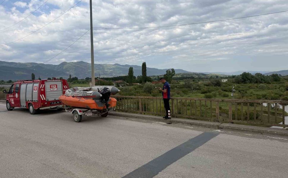 Irmağa giren 2 genç akıntıya kapılarak kayboldu