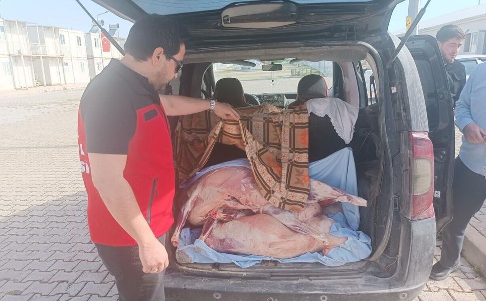 Kahramanmaraş’ta skandal görüntü: Karkas etleri çarşafa sarıp taşıdılar