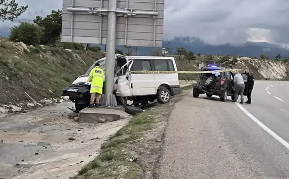 Minibüs, otomobile ve tabela direğine çarptı: 1 ölü
