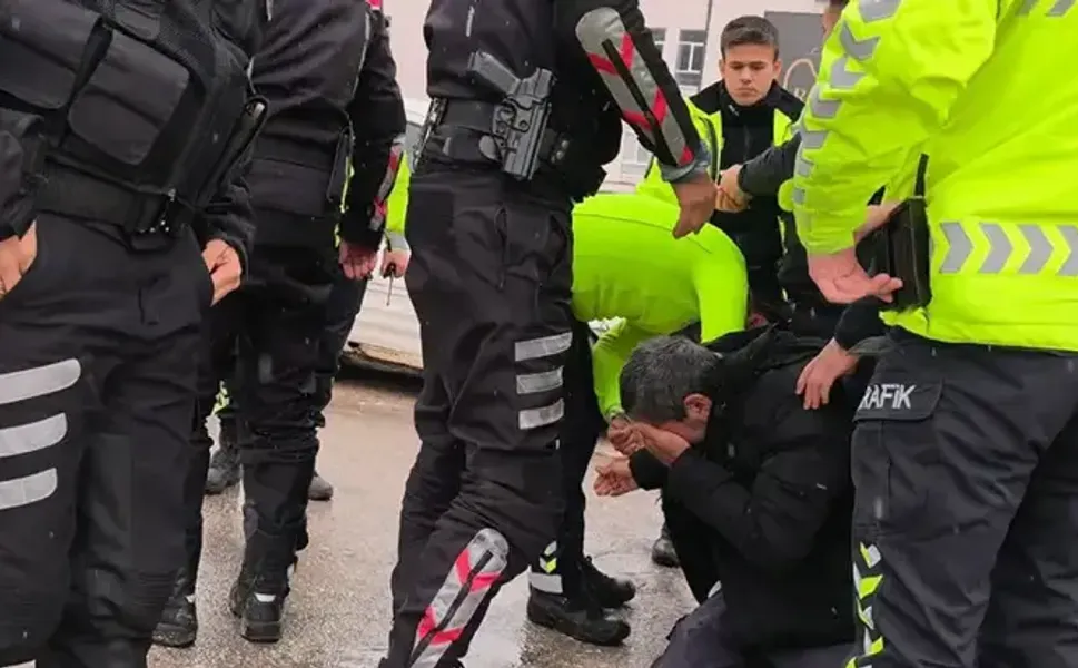 Polise direnen ehliyetsiz motosiklet sürücüsüne biber gazıyla müdahale