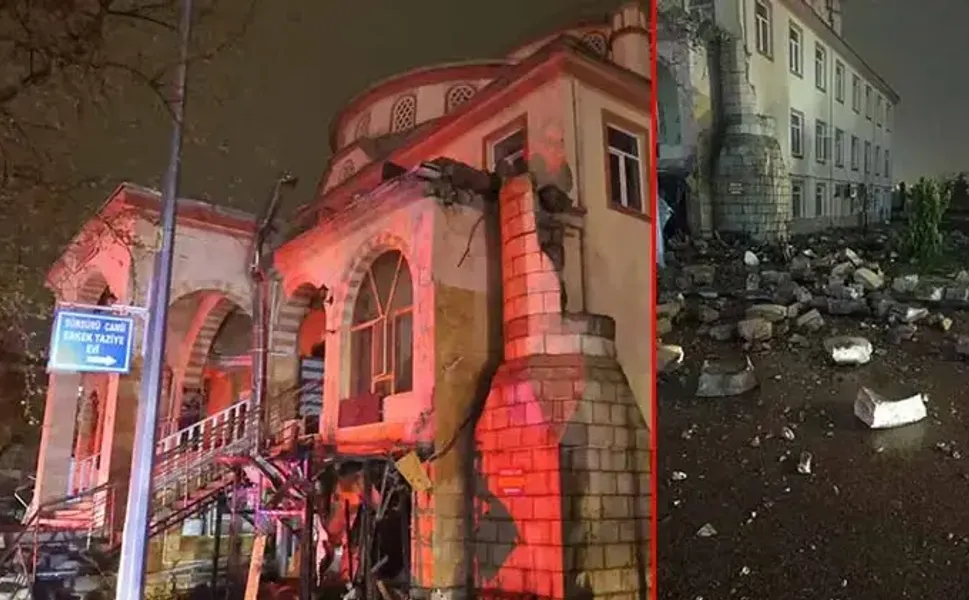 Sağanakta camiye yıldırım düştü; minare yıkıldı
