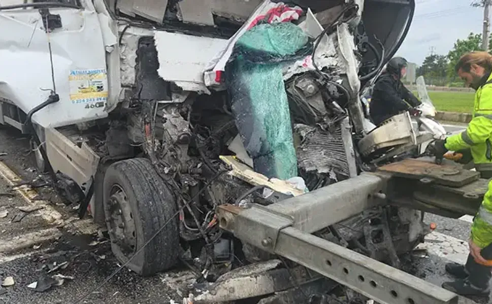 TIR, kırmızı ışıkta bekleyen tankere çarptı: 1 ölü