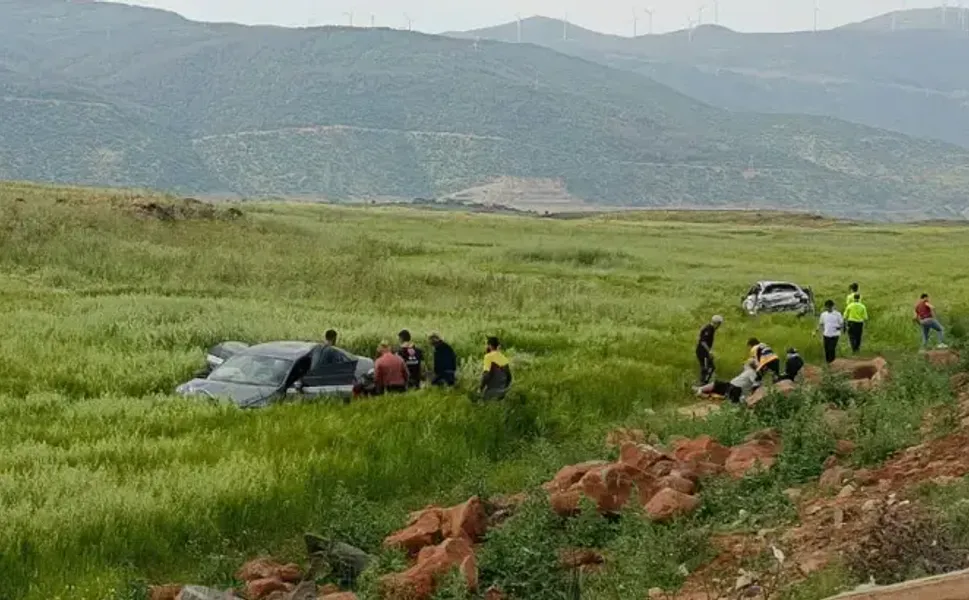 İki otomobil çarpıştı: 1'i çocuk 5 yaralı