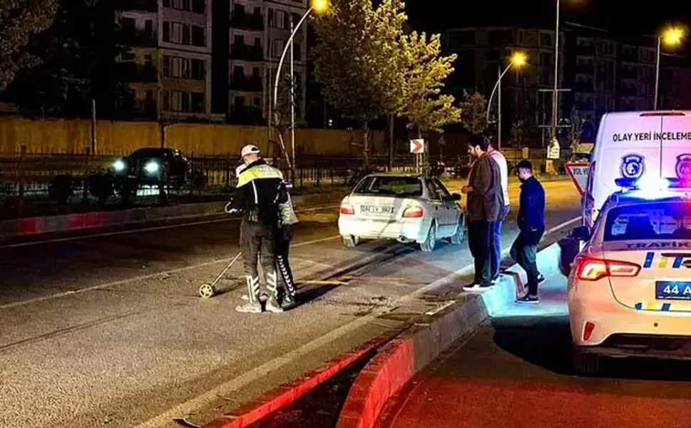 İki otomobilin peş peşe çarptığı yaya öldü
