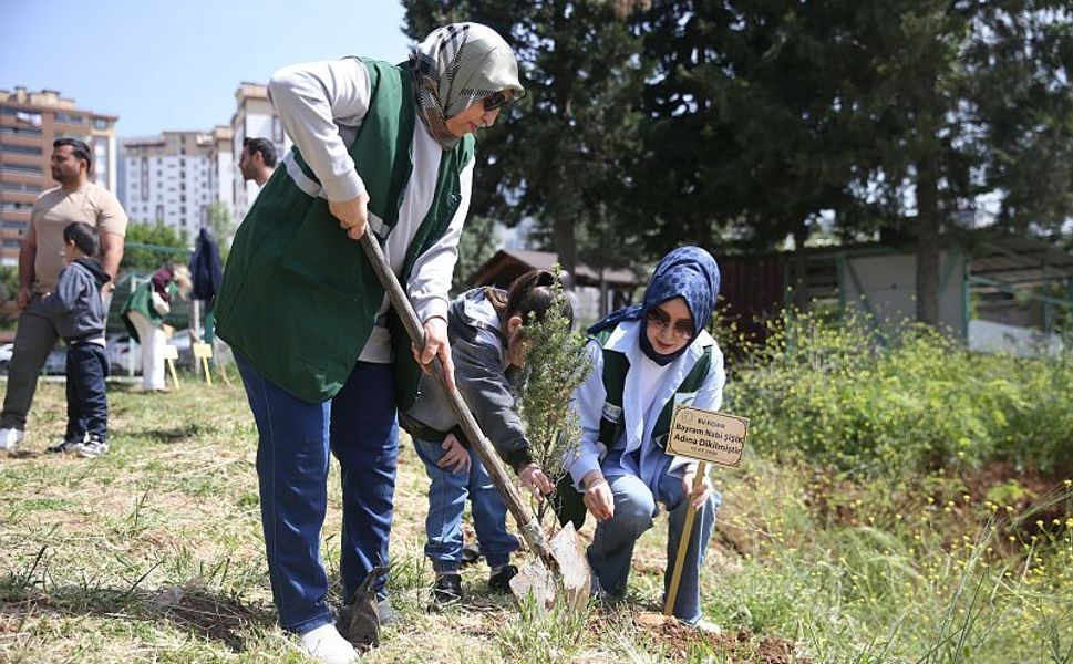 Kahramanmaraş'ta okul saldırısında hayatını kaybedenler için fidan dikildi