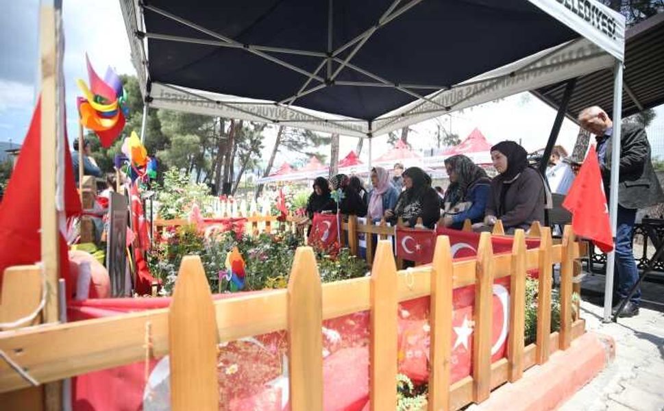 Kahramanmaraş'ta okul saldırısında yaşamını yitiren öğrenciler mezarı başında anıldı