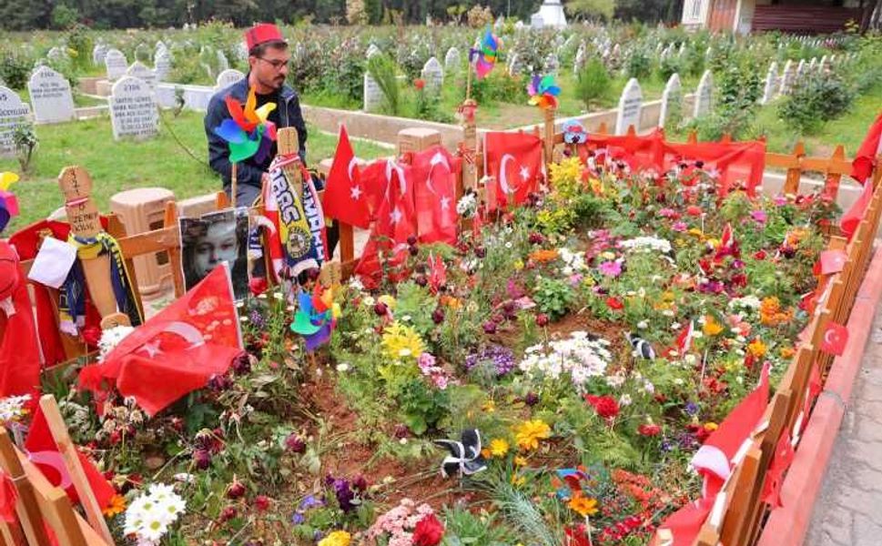 Okul saldırısında hayatını kaybeden çocukların ziyaretçileri eksik olmuyor