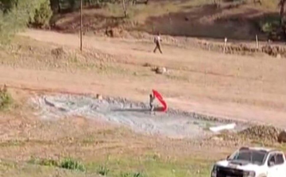 Kahramanmaraş'ta 14 yaşındaki Yusuf, yere düşen bayrağı almak için piste koştu