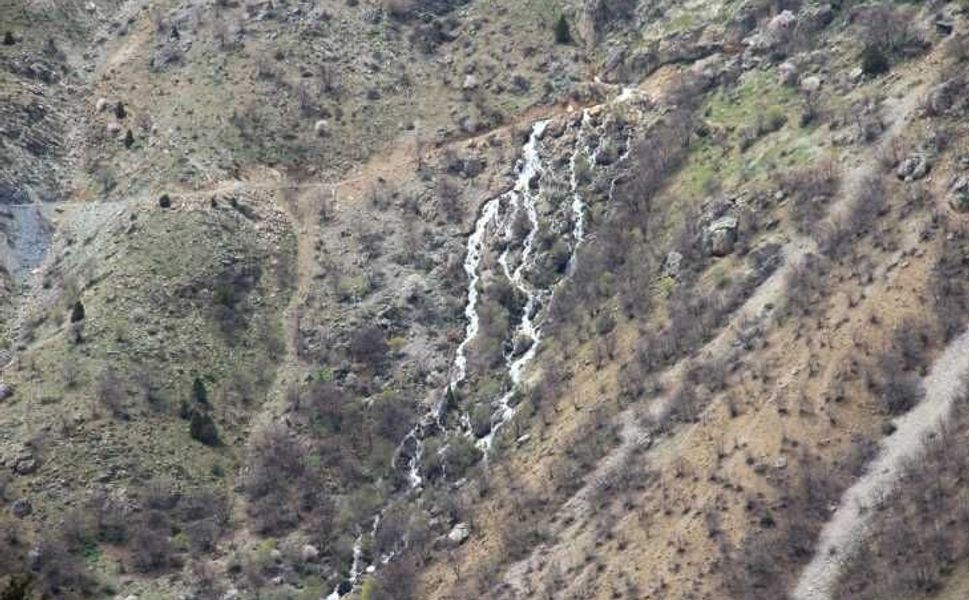 Kahramanmaraş'ta eriyen kar suları şelaleye dönüştü
