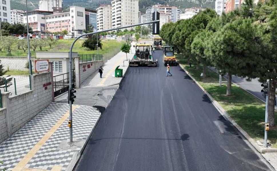 Büyükşehir, Ahır Dağı Caddesi’nde Asfalt Mesaisini Sürdürüyor