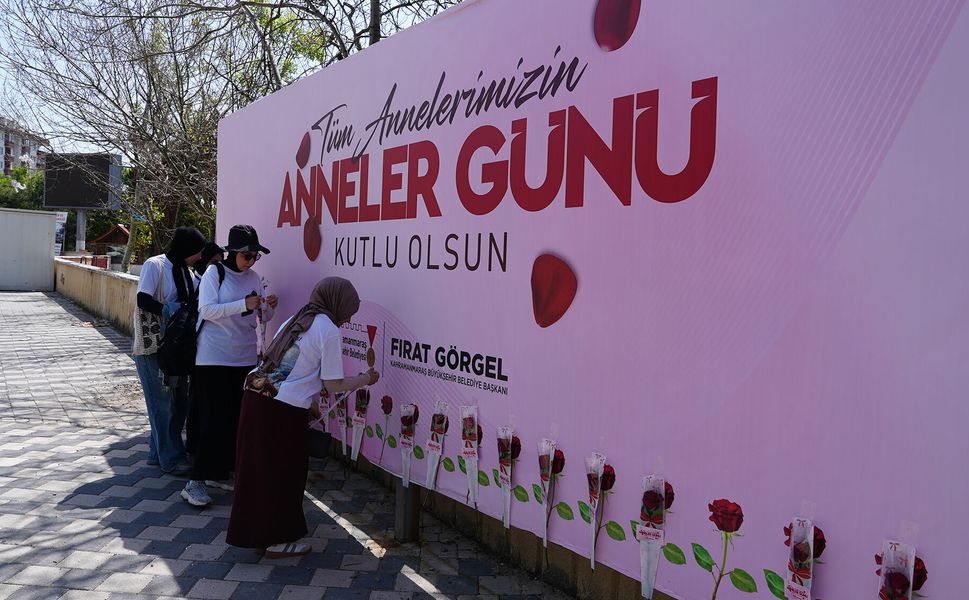 Kahramanmaraş Büyükşehir Belediyesi’nden Anneler Günü’nde Anlamlı Gül Sürprizi