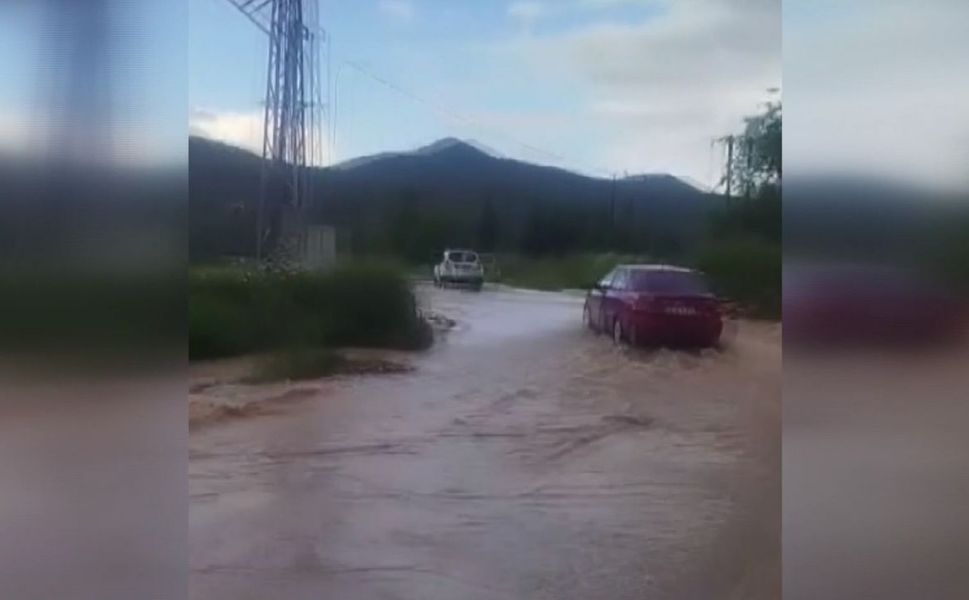 Andırın'da sağanak etkili oldu, dereler taştı yollar göle döndü