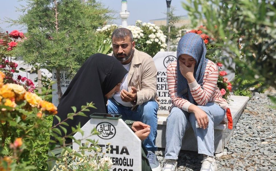 Deprem mezarlığında buruk anneler günü