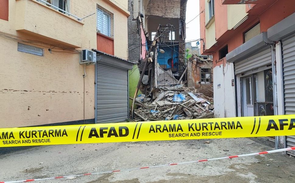 Sağanak ve deprem sonrası metruk binanın bir kısmı yıkıldı