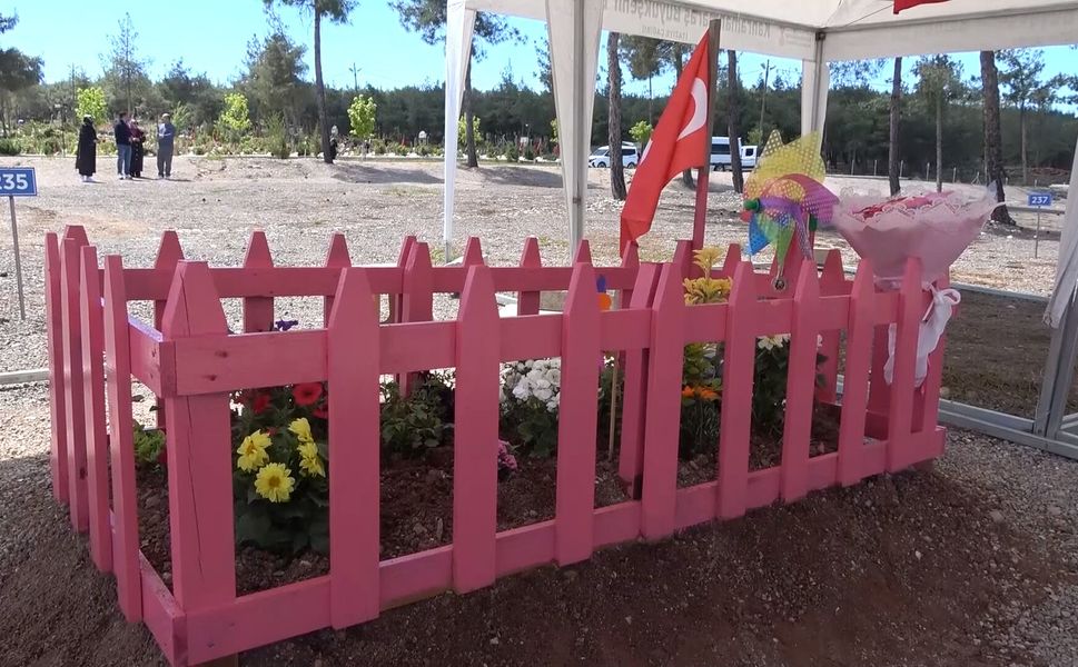 Okul saldırısında hayatını kaybeden Almina'nın mezarı pembeye boyandı