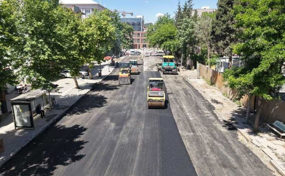 Büyükşehir, Cahit Zarifoğlu Caddesi’nde Asfalt Serimine Başladı