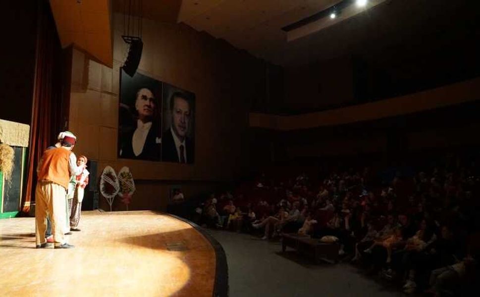 Sahne Maraş’tan Miniklere Tiyatro Şöleni