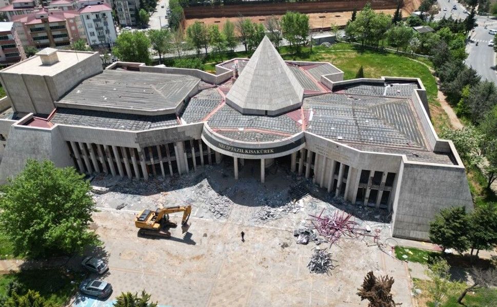 Kültürün Kalbi Yenileniyor: Necip Fazıl Kültür Merkezi Yıkılıyor