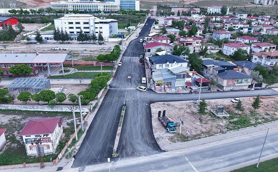 Elbistan Devlet Hastanesi Yolu Sıcak Asfaltla Kaplanıyor