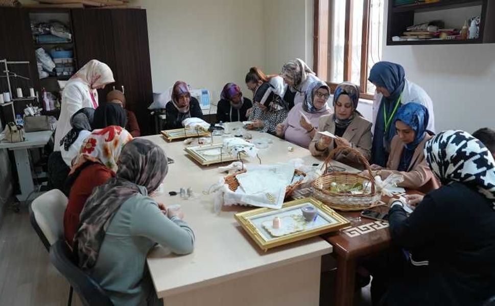 Büyükşehir’in Geri Dönüşüm Atölyesinde Kadın Emeği Göz Doldurdu