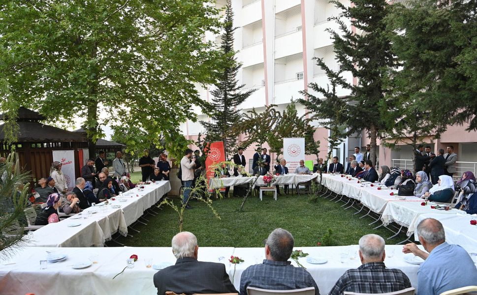 Bayram Coşkusu Şehrin Ulu Çınarlarıyla Paylaşıldı