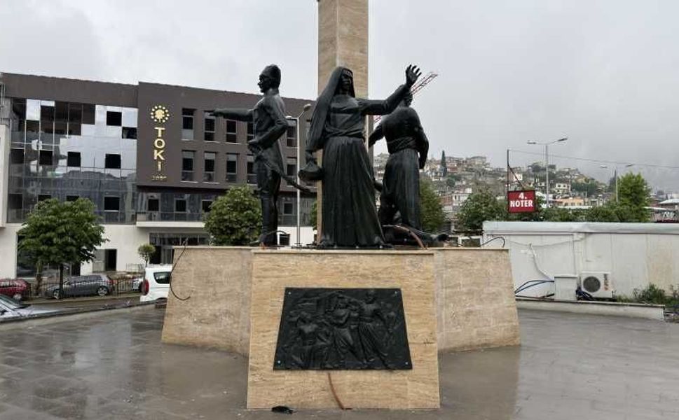 Kıbrıs Meydanı’ndaki Anıt Yeniden Ait Olduğu Yerde