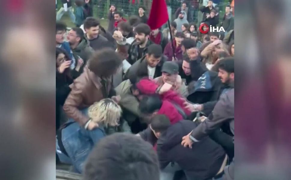 İlkay Akkaya konserinde bayraklı protestoda bulunan öğrencilere saldırı