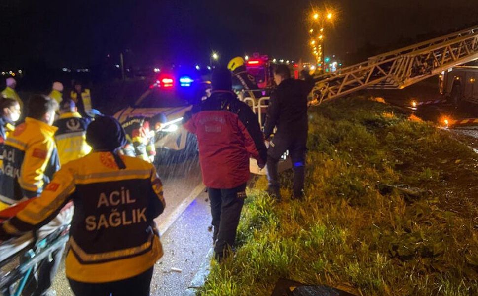 Balıkesir’de yolcu otobüsü devrildi: 3 ölü, 26 yaralı