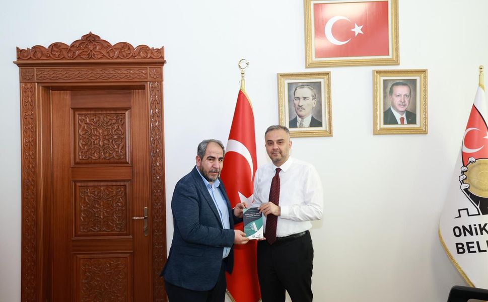 Başkan Sarı, Kitabını Başkan Toptaş’a Takdim Etti