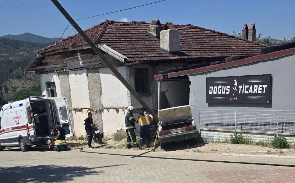 Deponun duvarına çarpan otomobildeki yaşlı karı koca hayatını kaybetti