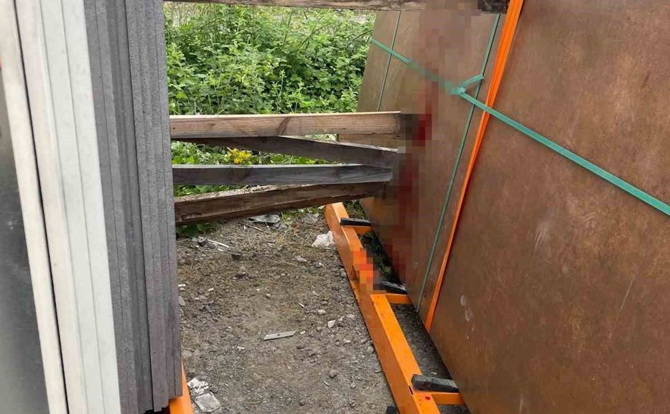 Mermer blokların arasında kalan işçi ağır yaralandı