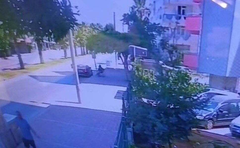 Genç kadını çocuğunun yanında hem dövdüler hem de videoya çektiler