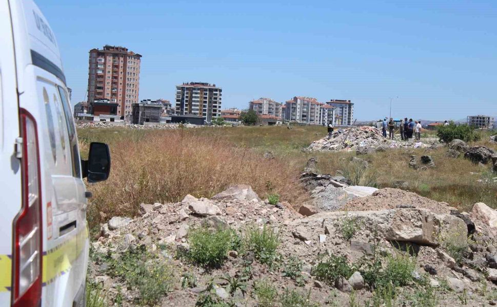 Boş arazide erkek ces*di bulundu