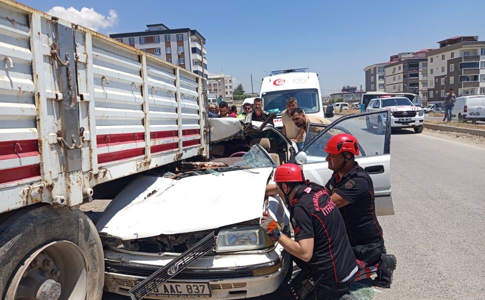 Kahramanmaraş’ta otomobil TIR’a çarptı: 2 yaralı