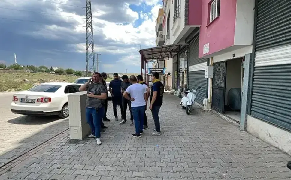 Tartıştığı eşi ve kızını tabancayla vurup kaçtı