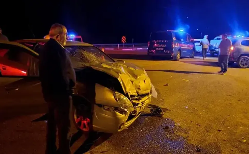 İki otomobil çarpıştı: 1 ölü, 3 yaralı