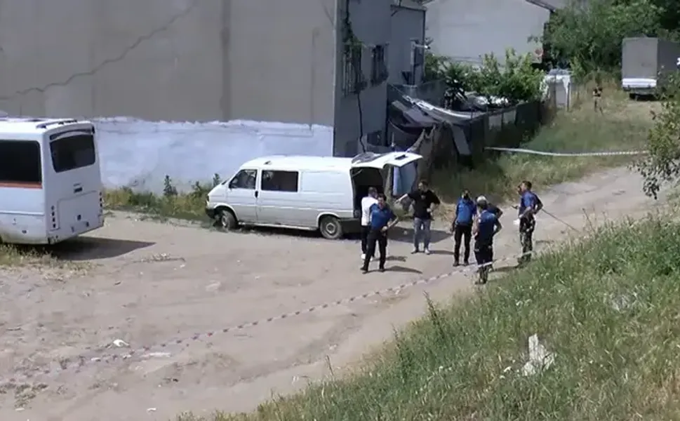 Arsada oyun oynayan çocuklar araçta ceset buldu