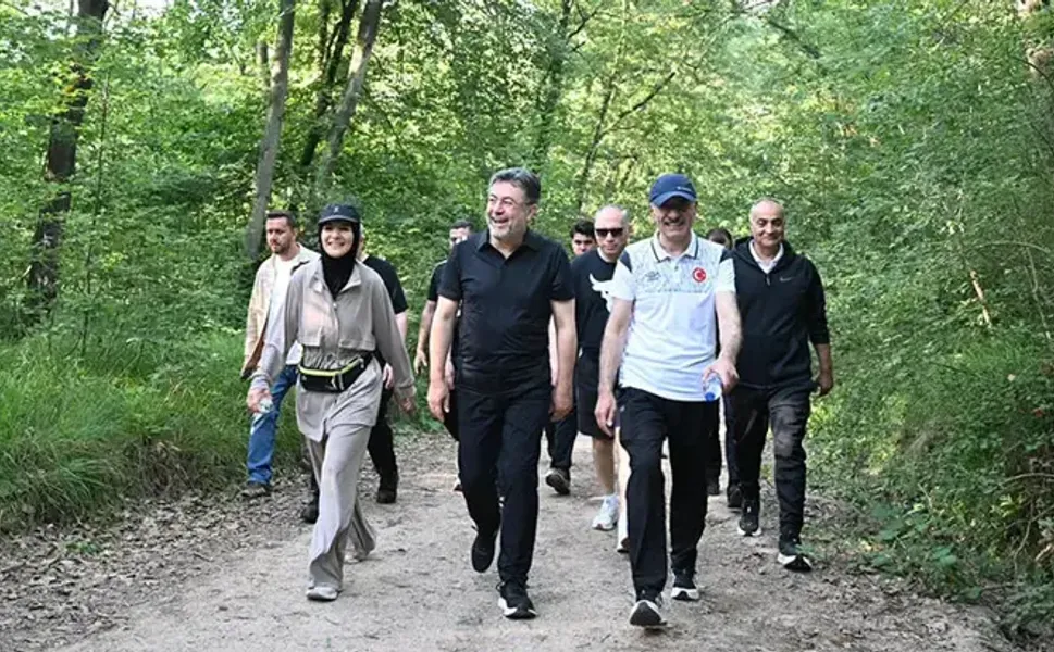 Kampa katılan bakanlar ormanda sabah yürüyüşü yaptı