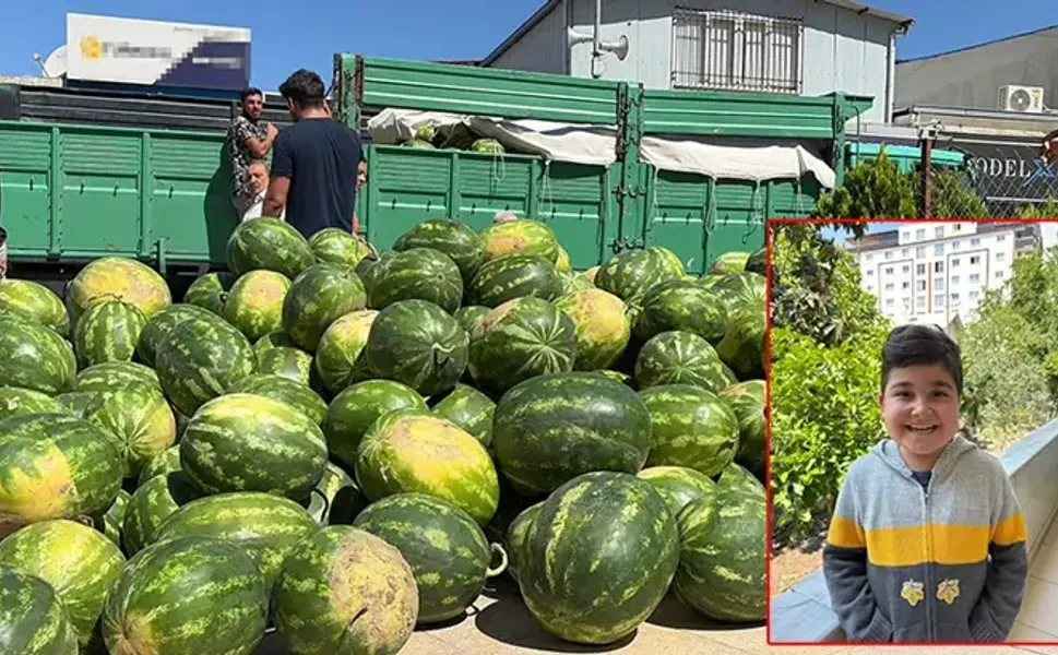 Hayırsever çiftçi bir kamyon karpuz bağışladı