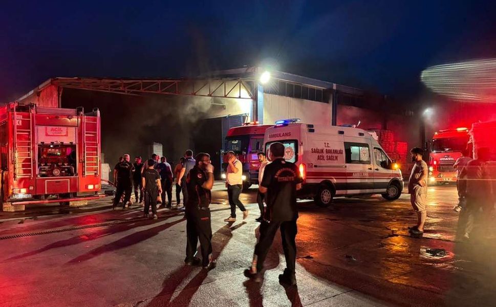 Kahramanmaraş'ta tekstil fabrikasında yangın çıktı