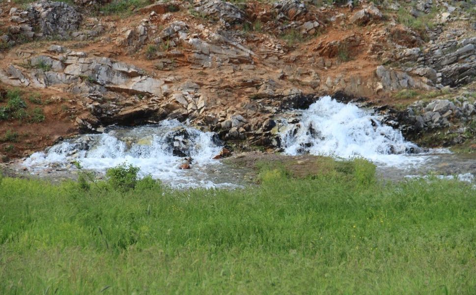 Kahramanmaraş'ta kayaların arasından fışkıran su görenleri hayran bırakıyor