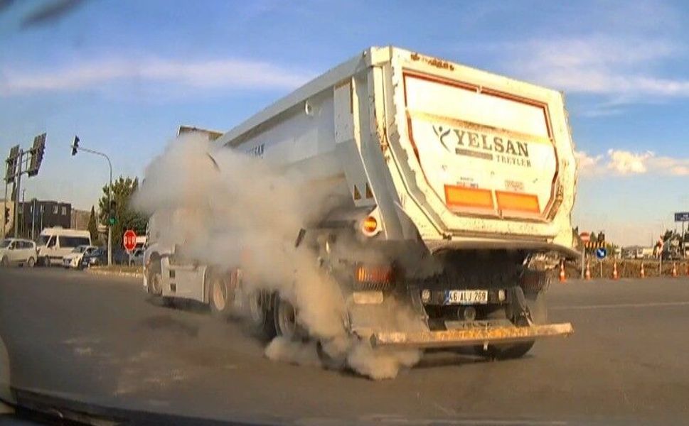 Kahramanmaraş'ta seyir halindeki kamyonun lastiği patladı