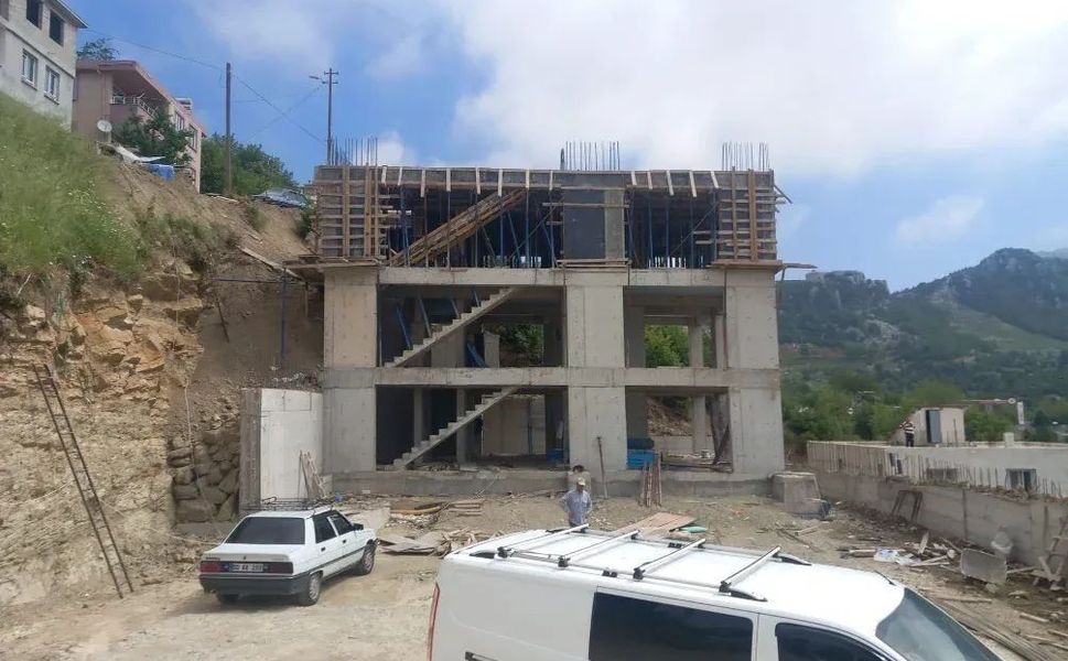 Kahramanmaraş'ta inşaattan düşen işçi ağır yaralandı