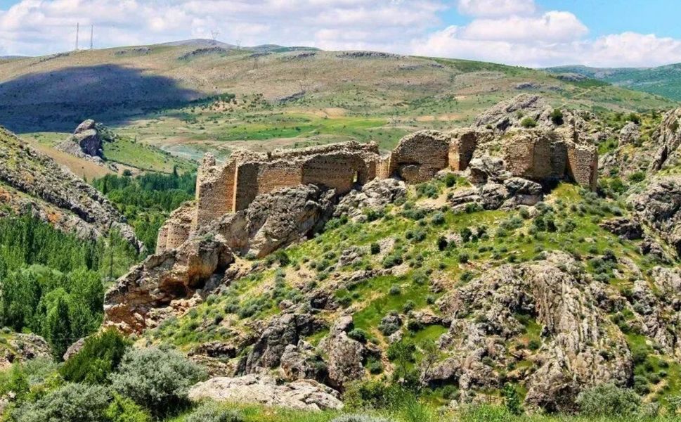 Sarp Kayalıkların Üzerinde 2 Bin Yıllık Sessiz Nöbetçi: Hurman Kalesi