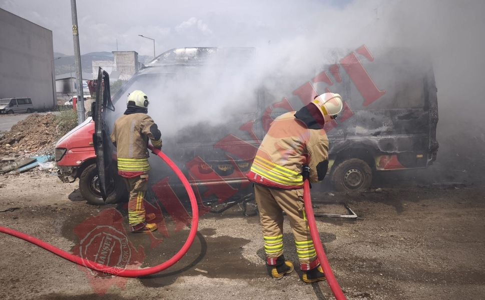 Kahramanmaraş’ta Ticari Araç Alev Alev Yandı