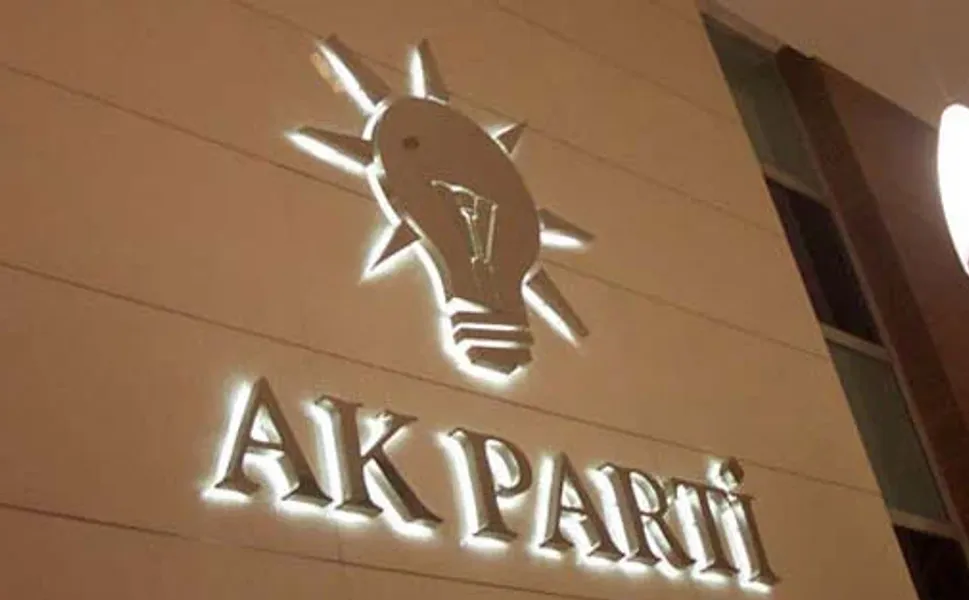 AKP'de 4 il başkanı ve yönetimi görevden alındı