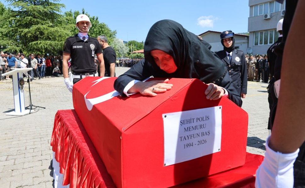 Şehit polise eşinden yürekleri dağlayan veda